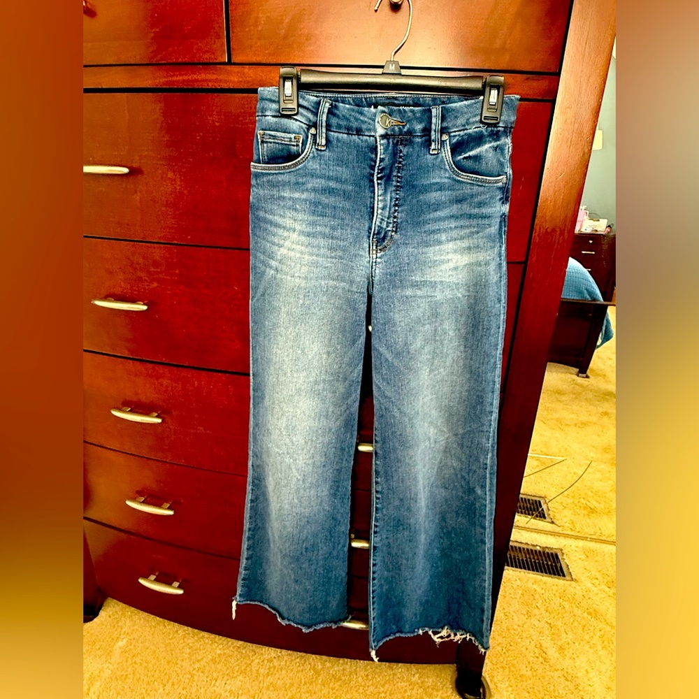 GUC- Kut From The Kloth Meg Wide Leg Fab  AB Jeans. Size 2. Small Flaw